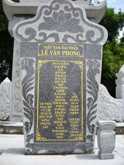 Bia Đại thần L&ecirc; Văn Phong ghi: &ldquo;Nguyễn triều Tả dinh Thần s&aacute;ch qu&acirc;n Đ&ocirc; thống chế, L&atilde;nh binh Bắc th&agrave;nh ph&oacute; Tổng trấn Cao Tổ khảo L&ecirc; Văn Phong chi mộ&rdquo;