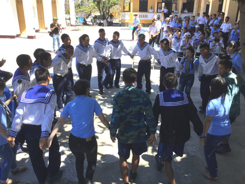 Các ca sĩ và chiến sĩ hải quân đảo Sinh Tồn Đông hòa vào nhau trong ca khúc “Biển gọi tình anh”