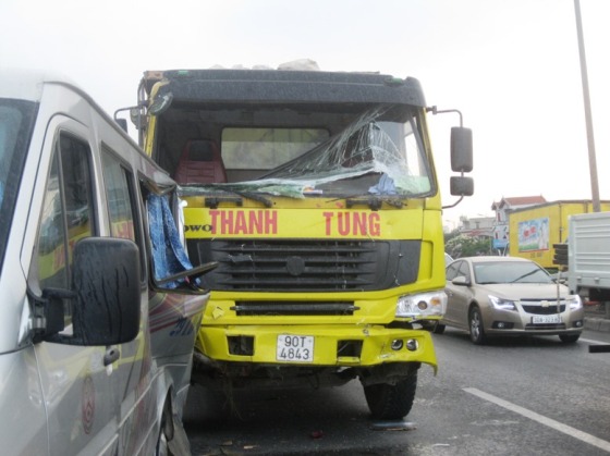 Chiếc xe ben bị m&oacute;p đầu v&agrave; k&iacute;nh vỡ n&aacute;t