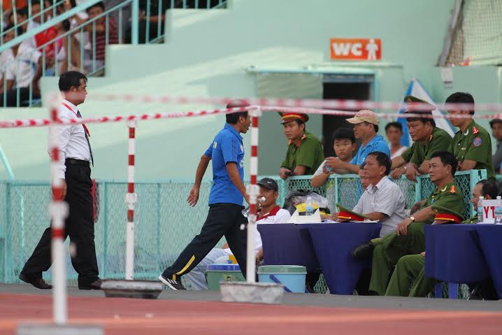 HLV V&otilde; Đ&igrave;nh T&acirc;n bị đuổi l&ecirc;n kh&aacute;n đ&agrave;i