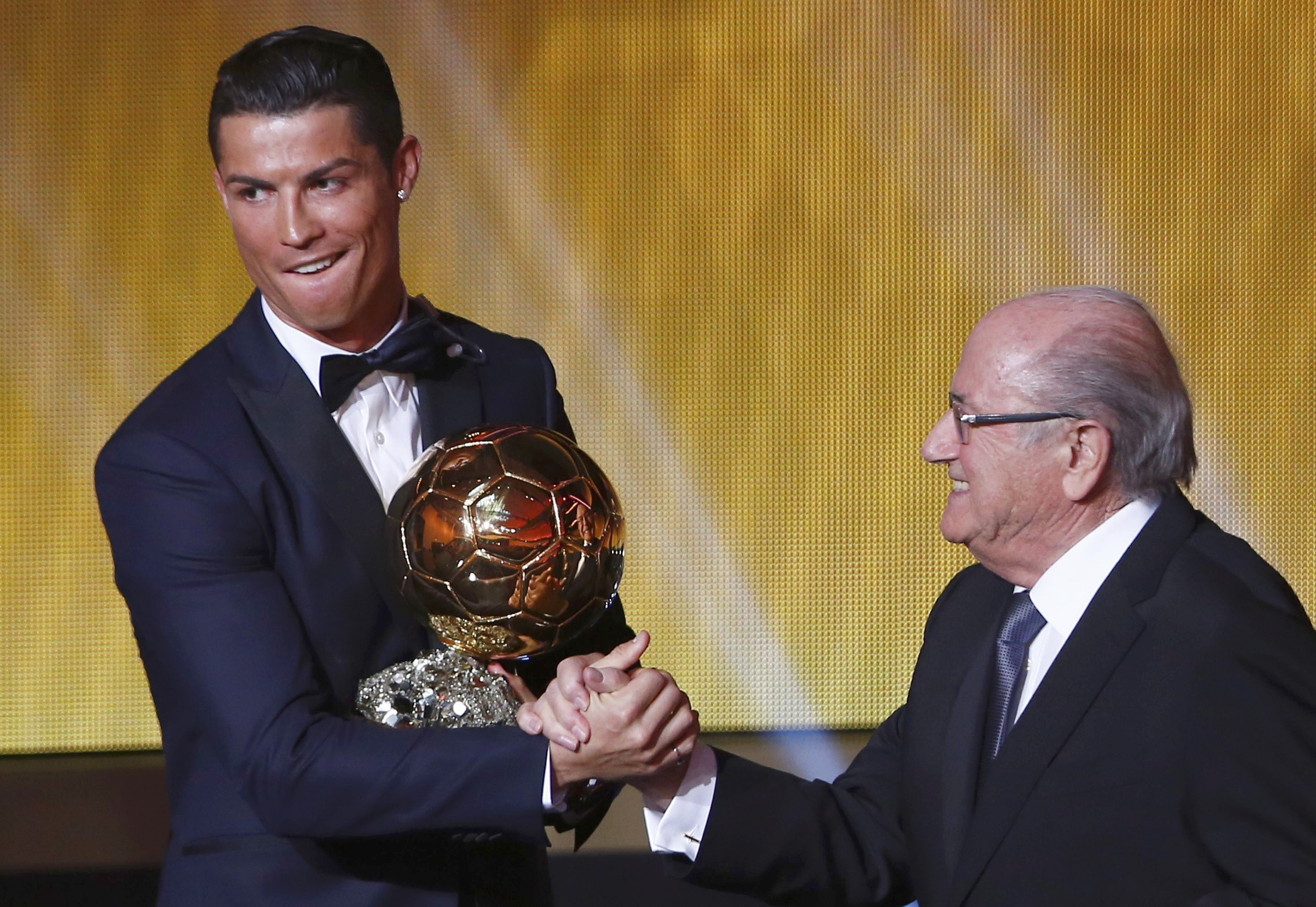 Chủ tịch FIFA Sepp Blatter (phải) trao Quả b&oacute;ng v&agrave;ng 2014 cho Ronaldo h&ocirc;m 13-1