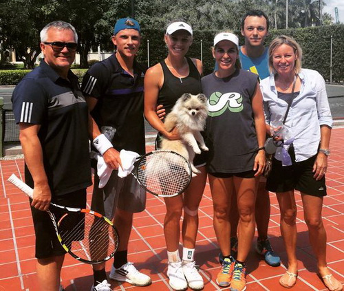 Wozniacki (giữa) và HLV mới Arantxa Vicario (thứ ba từ phải sang)