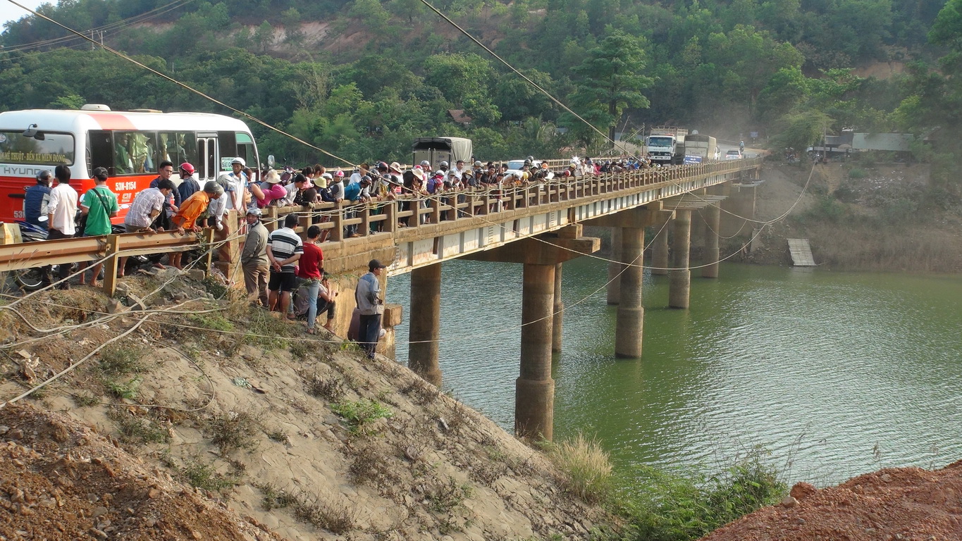 Người d&acirc;n hiếu kỳ đứng tr&agrave;n tr&ecirc;n cầu 38 xem m&ograve; t&igrave;m thi thể nạn nh&acirc;n.