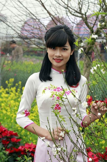 Nhiều bạn trẻ thích thú ghi lại những khoảnh khắc cùng đào trắng