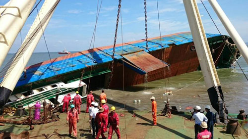 Trục vớt thành công tàu Hoàng Phúc 18