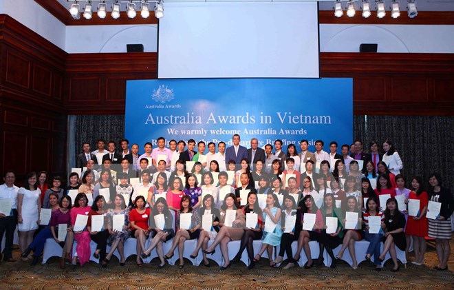 Đại sứ &Uacute;c tại Việt Nam, ng&agrave;i Hugh Borrowman chụp ảnh chung với 161 c&ocirc;ng d&acirc;n Việt Nam nhận học bổng Ch&iacute;nh phủ &Uacute;c năm 2014 - Ảnh: TTXVN