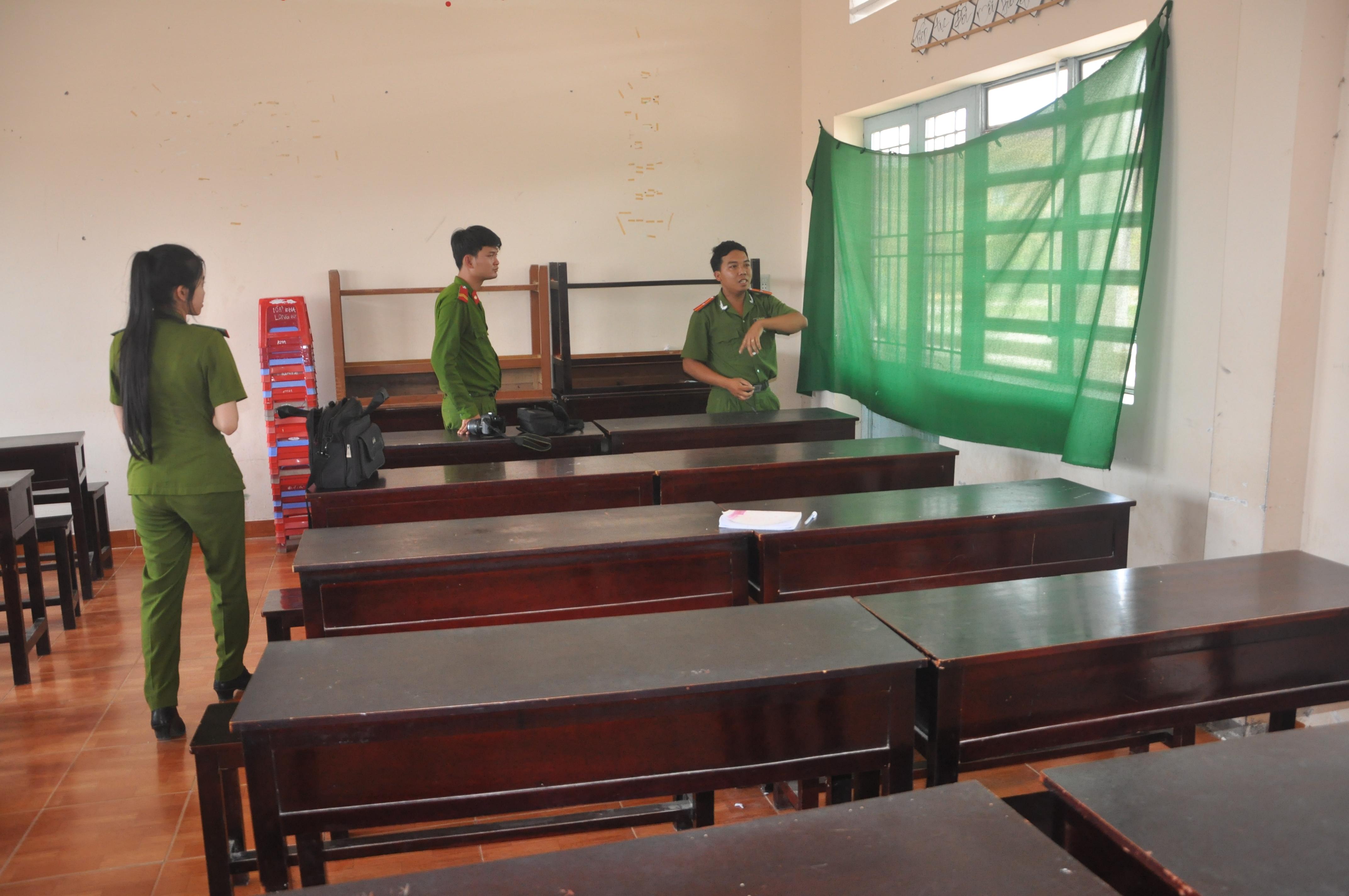 Cơ quan CSĐT C&ocirc;ng an tỉnh Hậu Giang kh&aacute;m nghiệm hiện trường nơi em Hiểu tử vong.