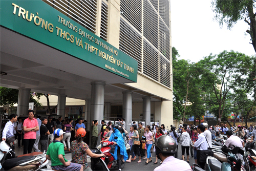 Học sinh chen ch&acirc;n thi v&agrave;o Trường THCS Nguyễn Tất Th&agrave;nh