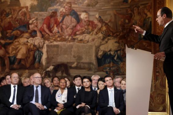 Các thành viên chính phủ Pháp nghe Tổng thống Francois Hollande phát biểu ở điện Elysee hôm 5-2. Ảnh: Reuters