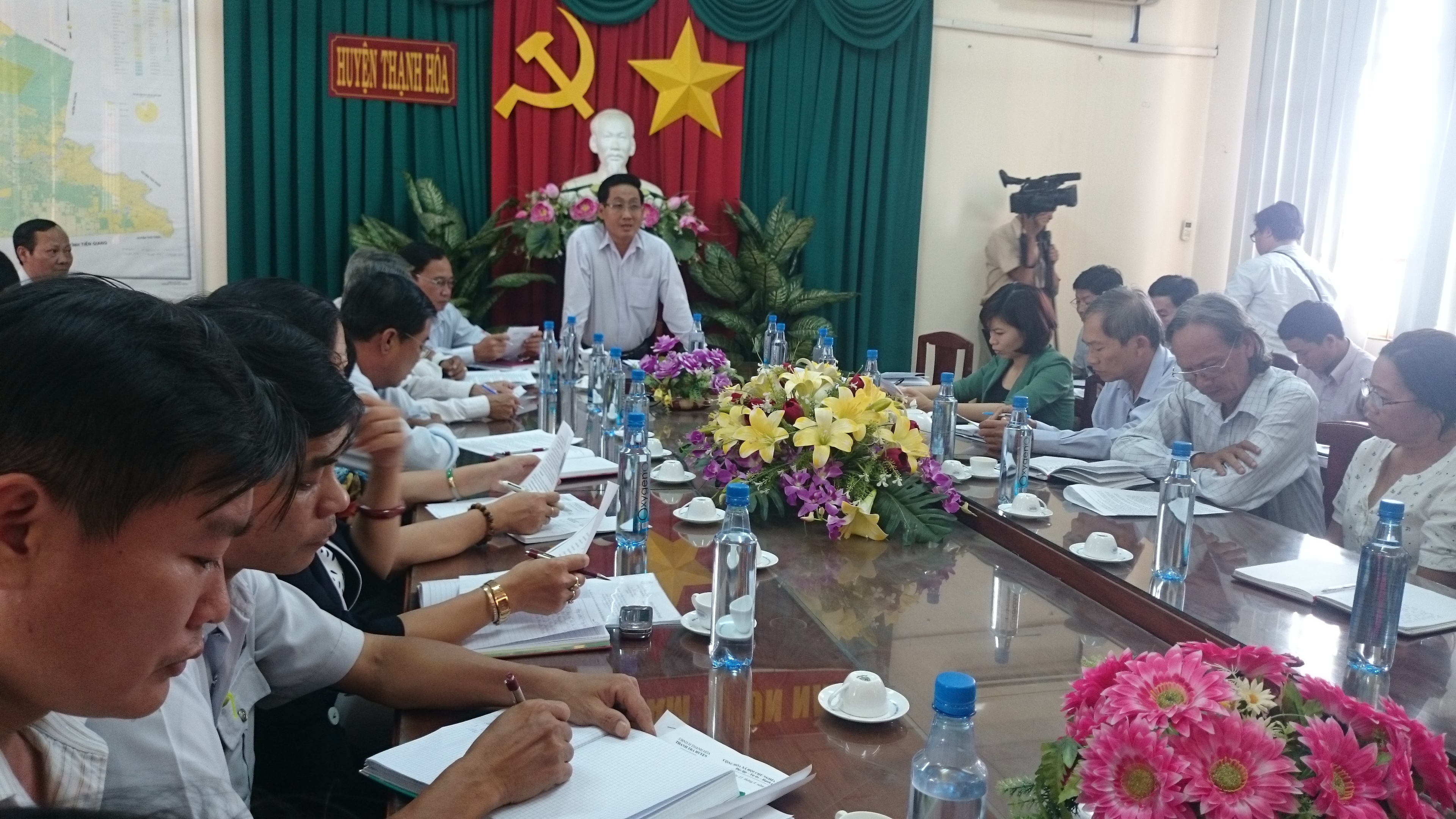 Họp b&aacute;o chiều 15-4, tại UBND huyện Thạnh H&oacute;a vụ g&acirc;y rối, chống người thi h&agrave;nh c&ocirc;ng vụ xảy ra v&agrave;o ng&agrave;y 14-4