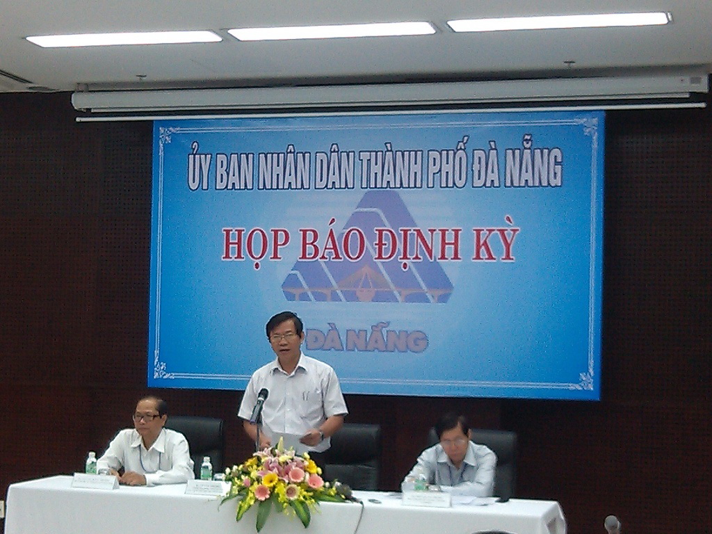 &Ocirc;ng V&otilde; Văn Thương (giữa) chủ tr&igrave; buổi họp b&aacute;o