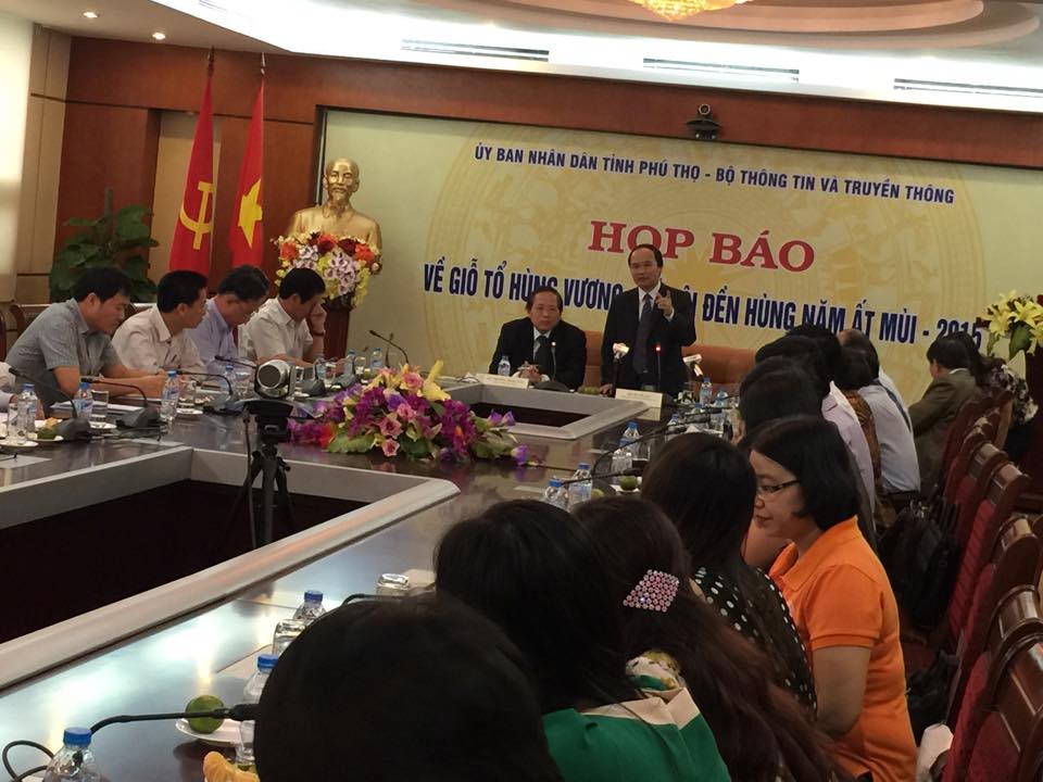 ông Hà Kế San (đứng) khẳng định sẽ dẹp nạn chặt chém ở lễ hội Đền Hùng