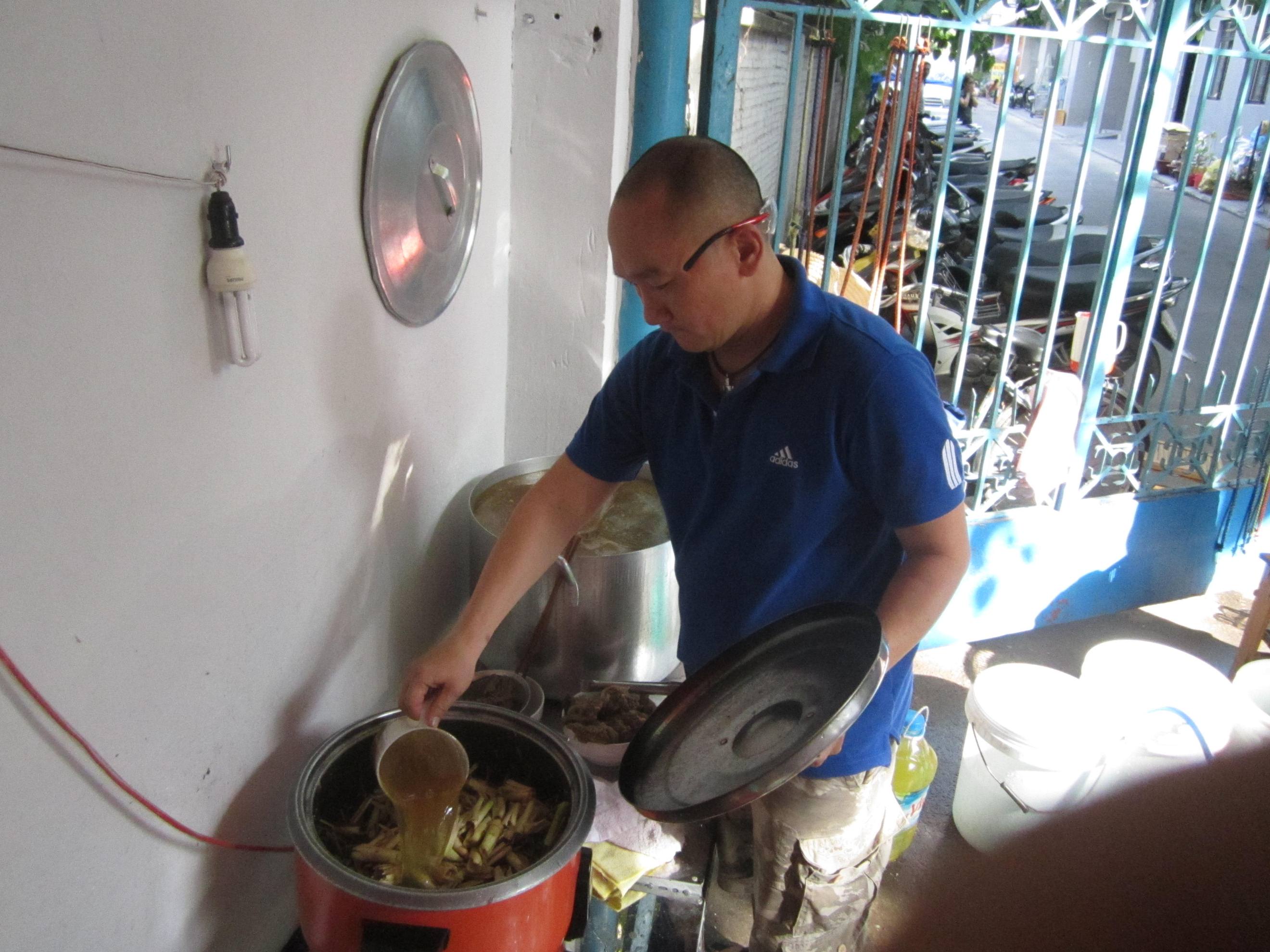 Qu&aacute;n B&uacute;n B&ograve; G&acirc;n đắt kh&aacute;ch d&ugrave; mất bảng hiệu h&agrave;i hước