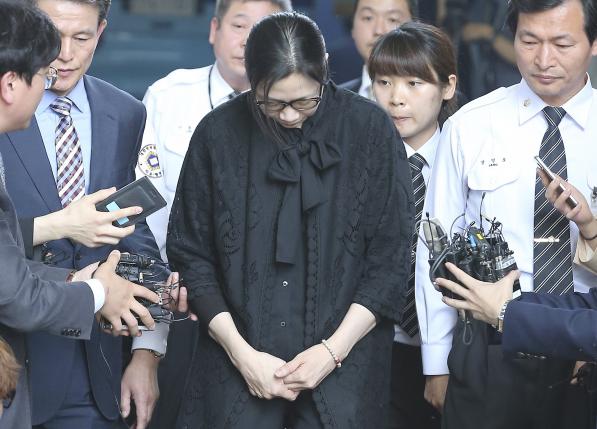 B&agrave; Cho Huyn-an c&uacute;i đầu rời t&ograve;a. Ảnh: Reuters