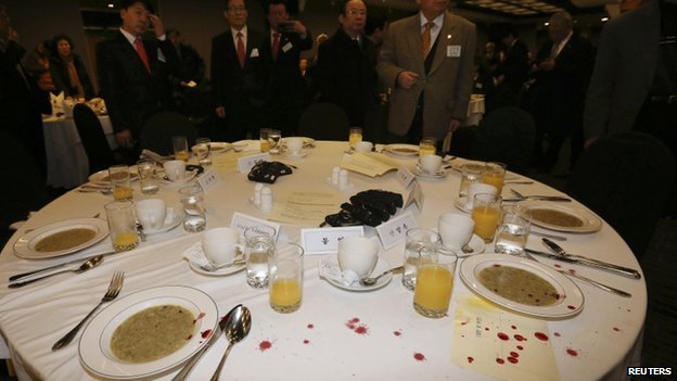 B&agrave;n ăn nơi &ocirc;ng Lippert ngồi c&ograve;n vương m&aacute;u. Ảnh: Reuters