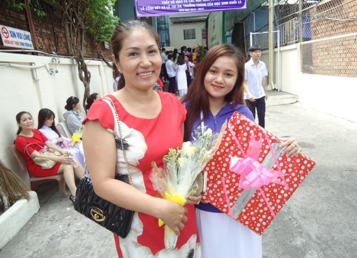 Học sinh của Trường THCS-THPT Đăng Khoa (bên phải) tại lễ tổng kết năm học 2014-2015 và tri ân trưởng thành