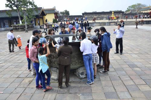 V&acirc;y quanh Vạc đồng cầu may đầu năm