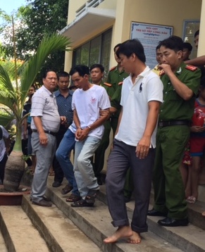 Nghi can Trần Quốc Gia bị bắt tại trụ sở Công an xã Trung Thành Tây.