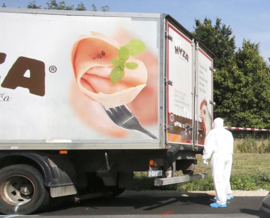 ...với khoảng 50 thi thể trong thùng xe. Ảnh: Reuters