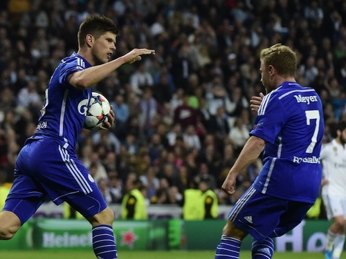Hunterlaar cũng c&oacute; c&uacute; đ&uacute;p cho Schalke nhưng đội kh&aacute;ch kh&ocirc;ng đủ v&agrave;o tứ kết