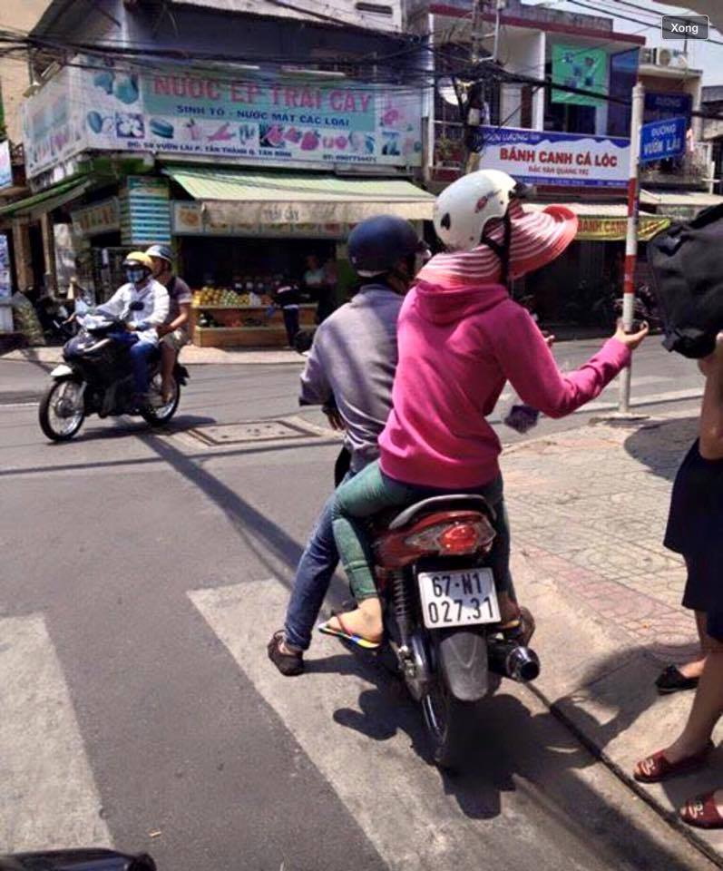Hai nh&acirc;n vi&ecirc;n, tr&ecirc;n xe m&aacute;y thực nghiệm lại g&oacute;c ảnh m&agrave; được c&aacute;c trang mạng lan truyền thổi phồng.