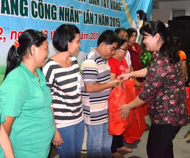 Bà Nguyễn Thị Ngọc Hương, Chủ tịch LĐLĐ quận 2, TP HCM trao quà cho
công nhân lao động khó khăn