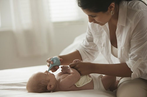 Những sai lầm khi tự điều trị sổ mũi cho trẻ