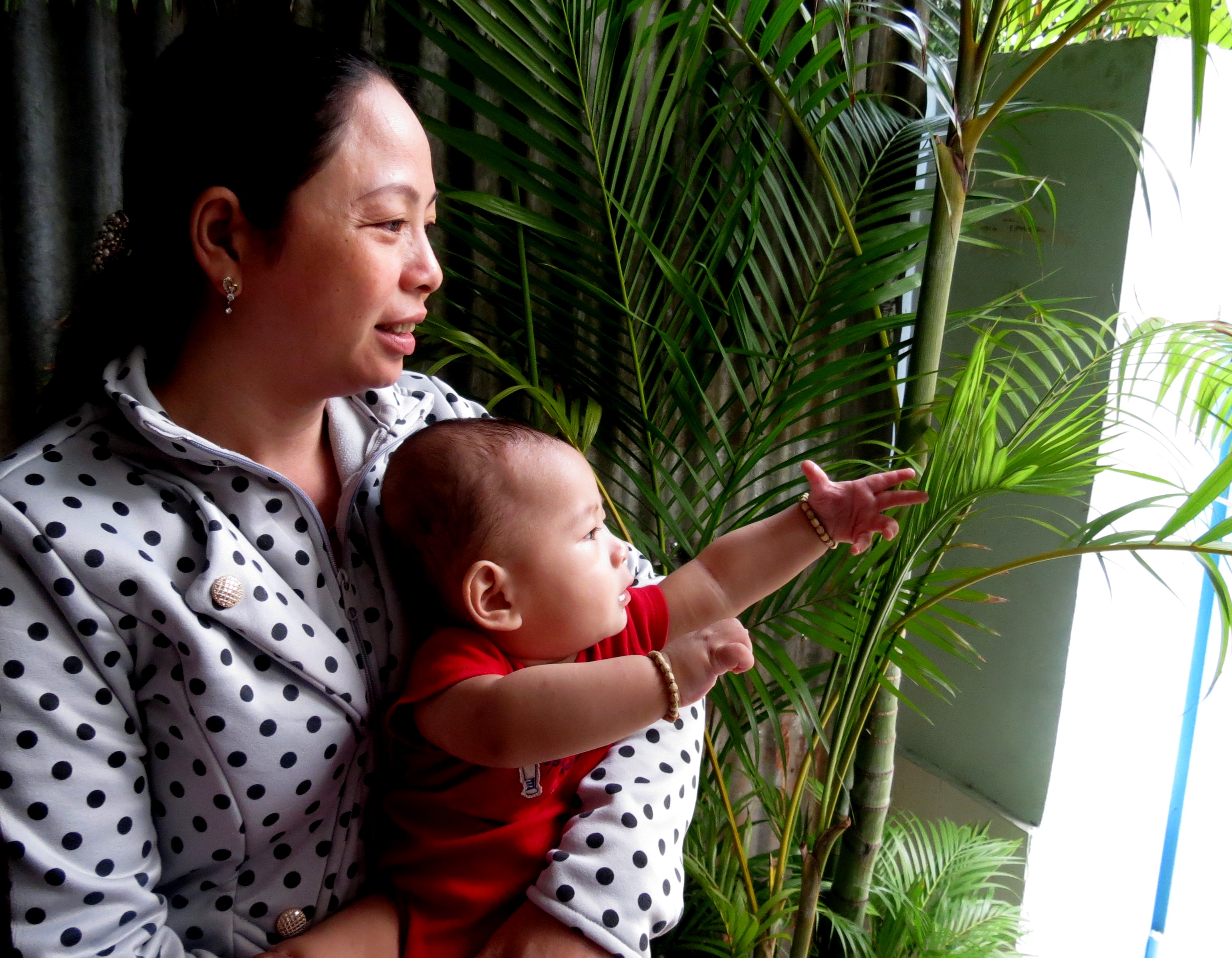 Huy trong vòng tay chị Nguyễn Thị Bích Thủy, người dì ruột dù đã có gia đình và con nhỏ, nhưng đã túc trực bên Huy suốt thời gian còn nằm viện và bây giờ là dành những ngày cuối tuần bên nhà cha mẹ để gần cháu. Huy rất quấn quýt với dì Thủy
