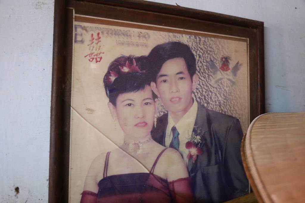 Chị Chi v&agrave; anh Tuấn l&uacute;c vừa kết h&ocirc;n. Tấm ảnh n&agrave;y đang được treo tại nh&agrave; trọ