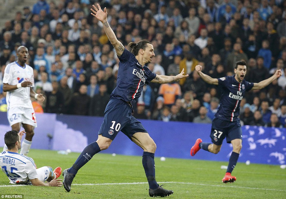 Ibrahimovic kh&ocirc;ng ghi b&agrave;n nhưng c&oacute; nhiệm vụ l&ocirc;i k&eacute;o h&agrave;ng ph&ograve;ng ngự đối phương