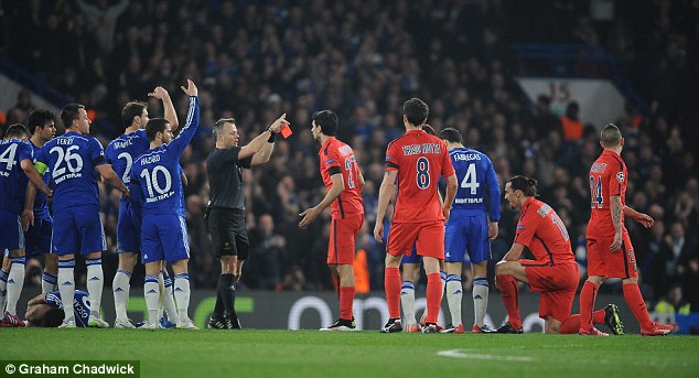 Các cầu thủ Chelsea đã gây áp lực lên trọng tài buộc ông phải rút thẻ đỏ cho Ibrahimovic