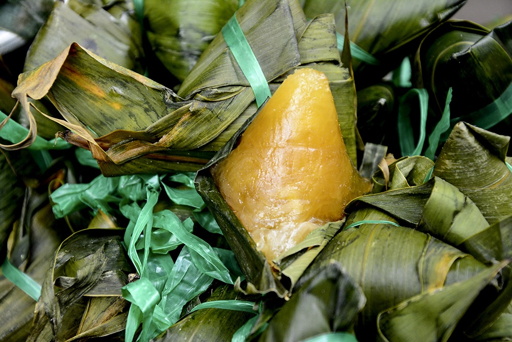 Nhiều kh&aacute;ch h&agrave;ng chọn mua b&aacute;nh &uacute; l&aacute; tro tại chợ B&agrave; Hoa, quận T&acirc;n B&igrave;nh.