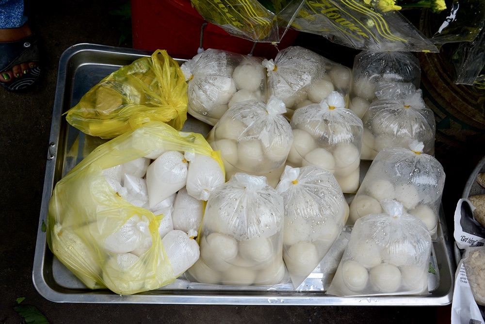 Ch&egrave; tr&ocirc;i nước c&oacute; gi&aacute; 15 ng&agrave;n đồng/bịch.