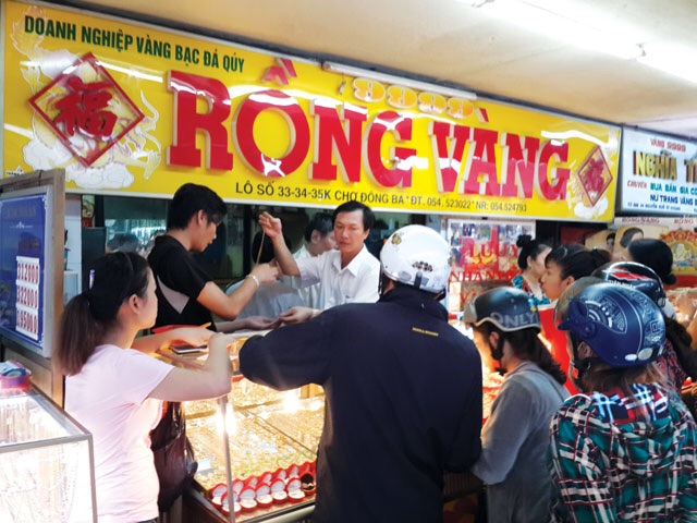 Tiệm vàng Rồng Vàng ở TP. Huế đang vướng họa tin đồn - Ảnh: Ngọc Minh
