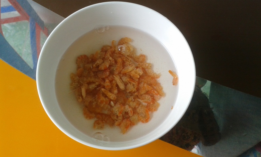 M&oacute;n canh khoai m&igrave; kh&ocirc;ng thể thiếu t&ocirc;m kh&ocirc; v&agrave; rau quế