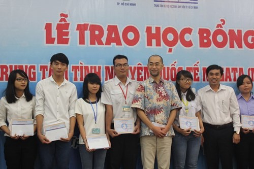 Trao hàng ngàn học bổng cho sinh viên