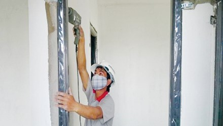 C&ocirc;ng nh&acirc;n đang l&agrave;m việc tại dự &aacute;n được chủ đầu tư cập nhật tr&ecirc;n mạng.