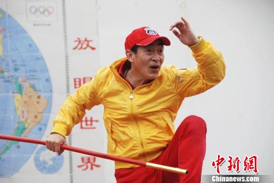 Lục Tiểu Linh Đồng biểu diễn múa gậy