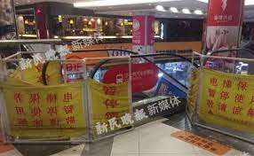 Bị mất một chân vì thang cuốn