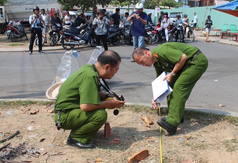 C&ocirc;ng an kh&aacute;m nghiệm hiện trường