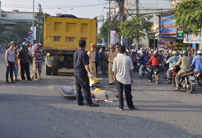 Xe ben cán chết một phụ nữ tại ngã tư