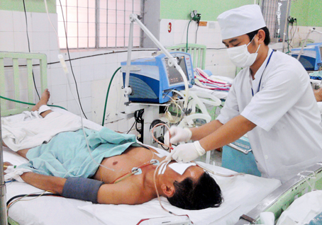 Uống rượu trôi nổi, 1 người chết 2 người cấp cứu
