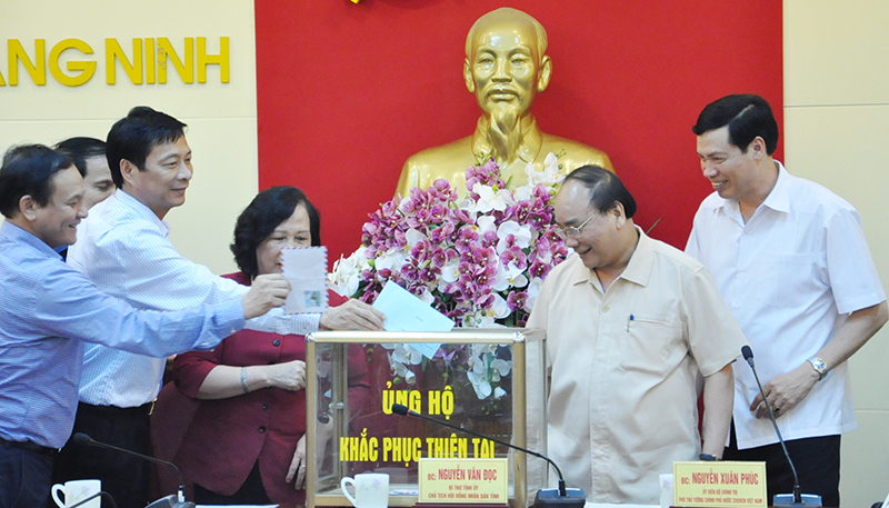 Ph&oacute; Thủ tướng c&ugrave;ng l&atilde;nh đạo Trung ương, tỉnh ủng hộ Quảng Ninh khắc phục hậu quả mưa lụt