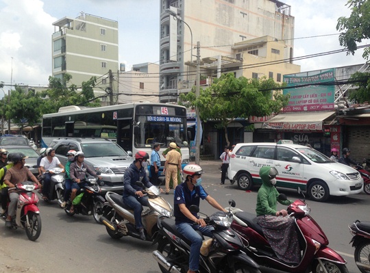 Hai chiếc xe nằm &aacute;n ngữ giữa đường