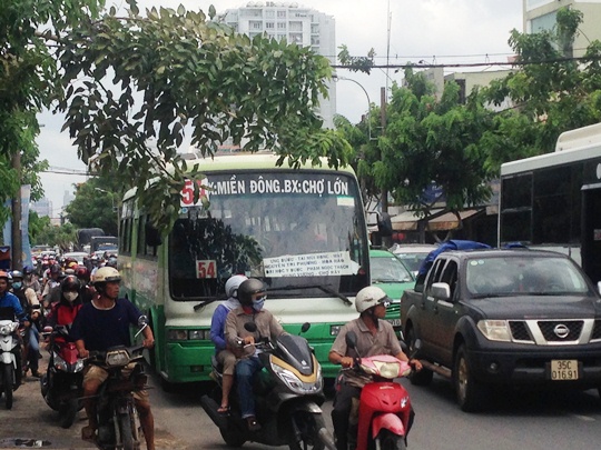 Để xe giữa đường, 2 tài xế “đấu khẩu”, giao thông ùn ứ nghiêm trọng