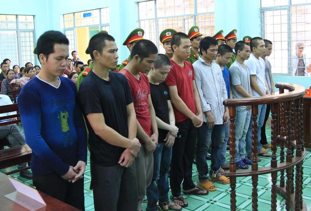 Băng cướp tại phi&ecirc;n t&ograve;a x&eacute;t xử.