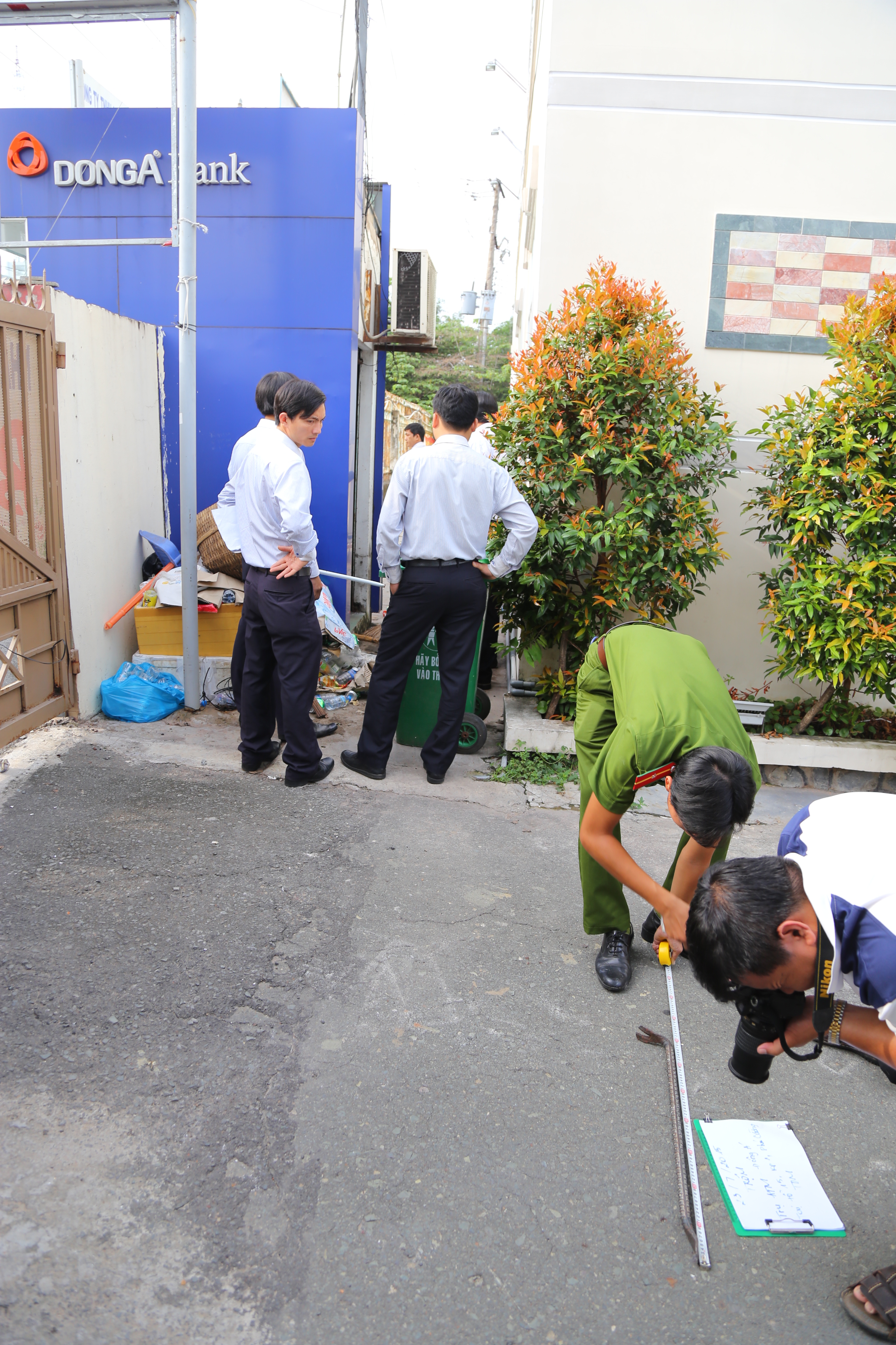 C&ocirc;ng an kh&aacute;m nghiệm hiện trường