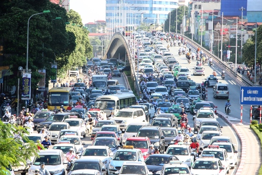 Hà Nội: Ùn tắc nghiêm trọng do xe tải để rơi đất xuống đường