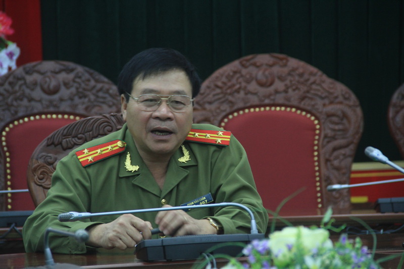 Đại t&aacute; Phạm Văn Chẩn c&ocirc;ng bố th&ocirc;ng tin trước b&aacute;o ch&iacute;.