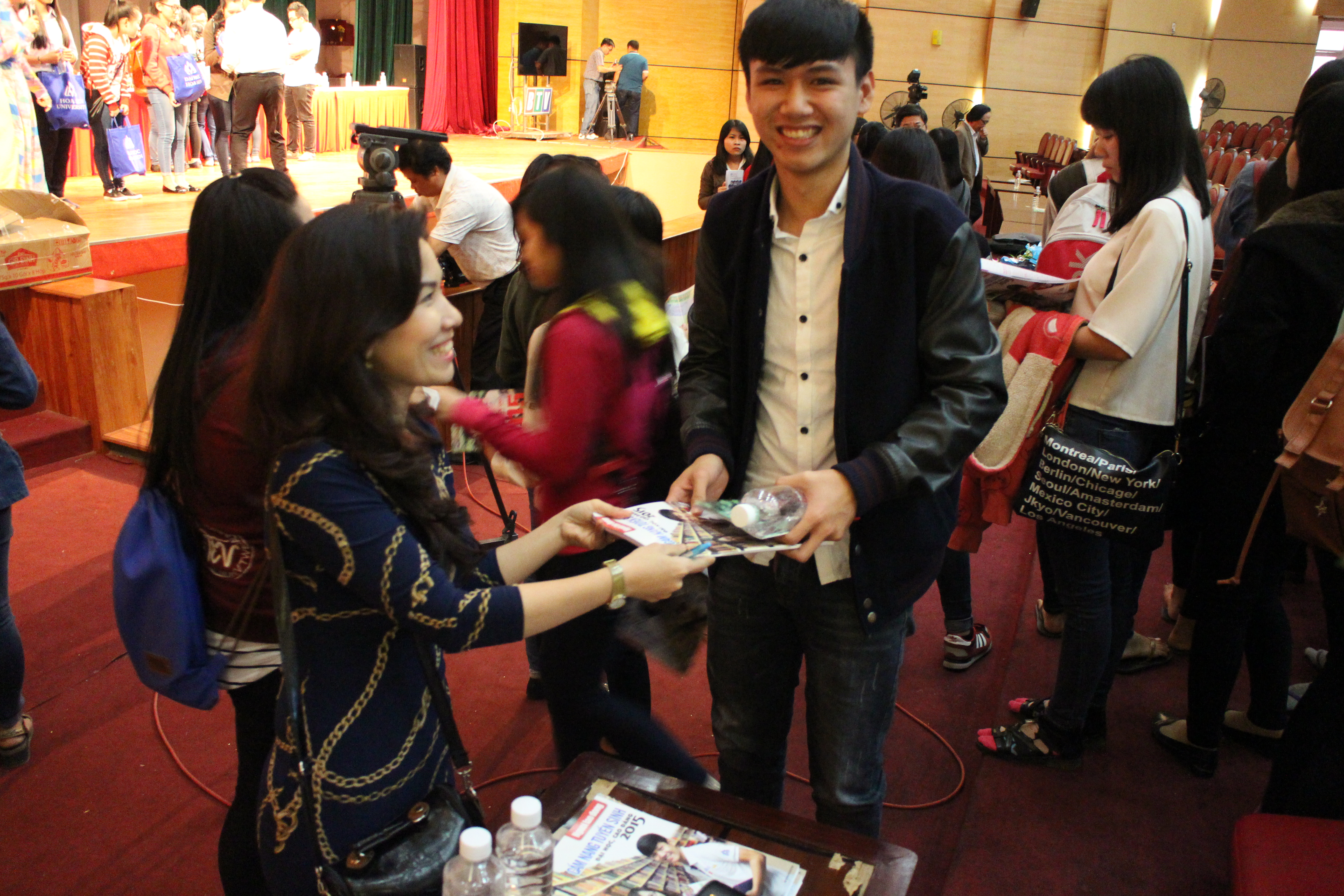 B&aacute;o Người Lao Động tặng Cẩm nang tuyển sinh 2015 do b&aacute;o Người Lao Động ph&aacute;t h&agrave;nh cho th&iacute; sinh B&igrave;nh Định